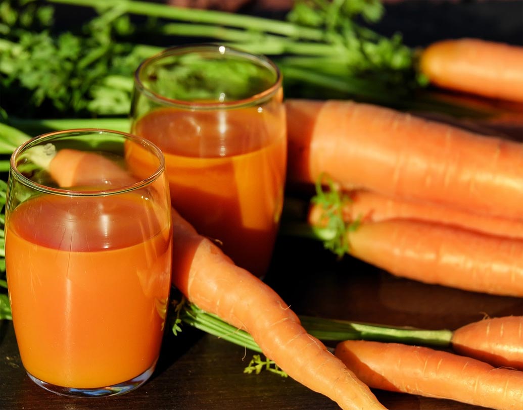 ভিটামিন এ: এই ভিটামিন স্ক্যাল্পে সিবাম ক্ষরণে সাহায্য করে। যা চুলের স্বাস্থ্য ভাল রাখতে উপকারি।