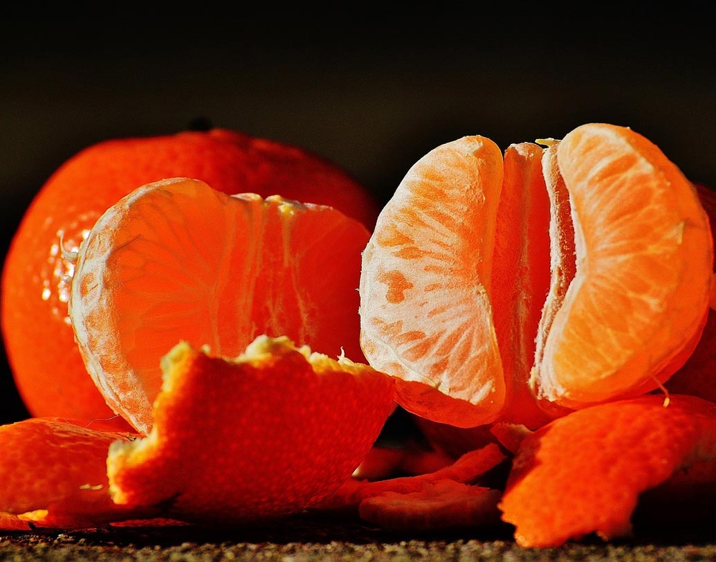 ভিটামিন সি: এই ভিটামিনে থাকে কোলাজেন। যা চুলের গঠন ধরে রাখতে সাহায্য করে। লেবু জাতীয় ফল, পেয়ারা, লঙ্কা, স্ট্রবেরি খান।