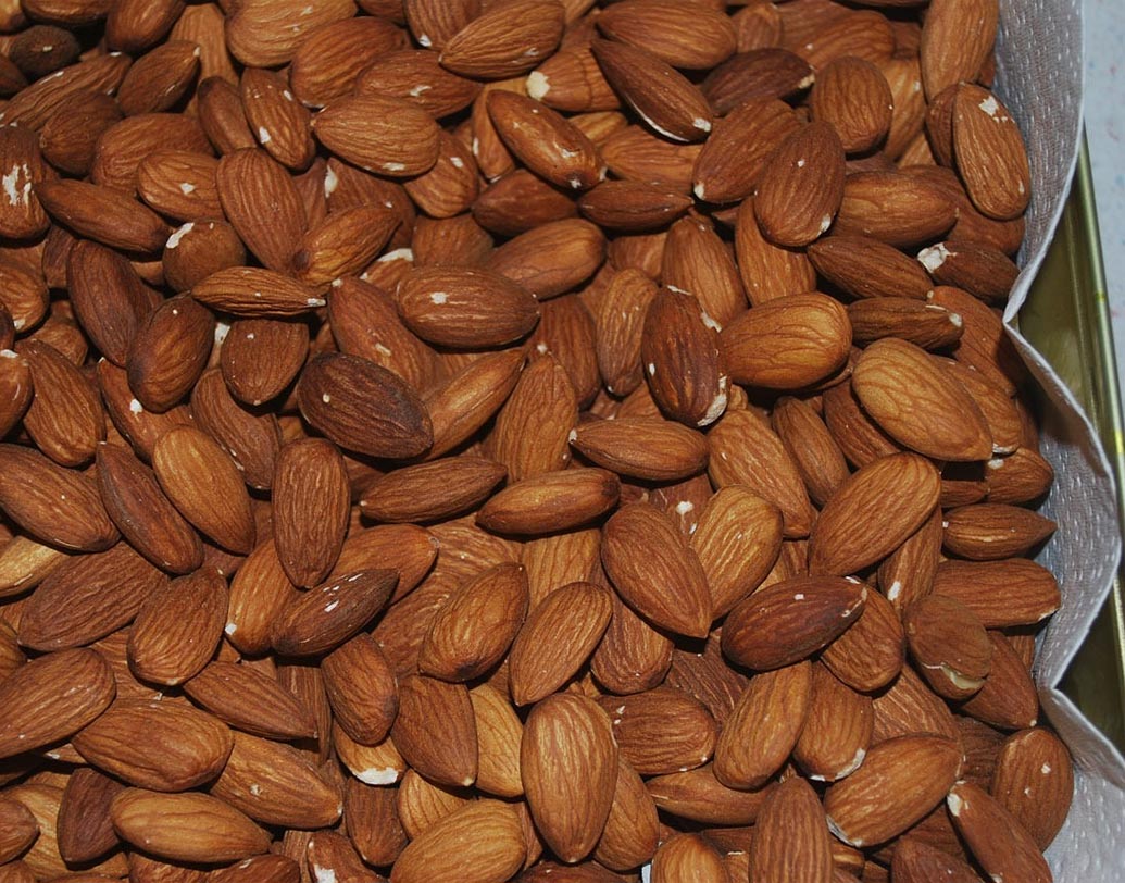 ভিটামিন ই: আমন্ড, পালং শাক, সূর্যমুখীর বীজে ভিটামিন ই থাকে। ভিটামিন ই সমৃদ্ধ খাবারে থাকে এসেনশিয়াল অ্যান্টিঅক্সিড্যান্ট। যা চুলের বৃদ্ধির জন্য অত্যন্ত গুরুত্বপূর্ণ।