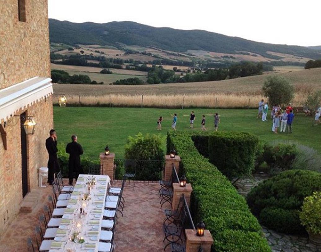 নিরাপত্তা:
পিছন থেকে অবশ্য আসল তাসটি খেলেছেন নিরাপত্তারক্ষীরা। নিশ্ছিদ্র নিরাপত্তায় মোড়া ছিল তাস্কানির বুর্গ ফিনোচ্চিয়েতো।