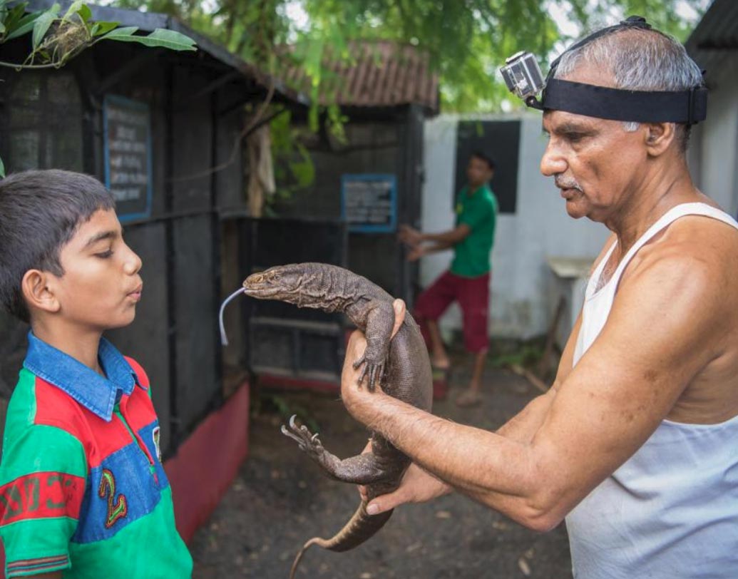 পশু-পাখিদের চিকিত্সার পাশাপাশি আজও দুঃস্থ মানুষের চিকিত্সাও করে চলেছেন প্রকাশ আমতে।