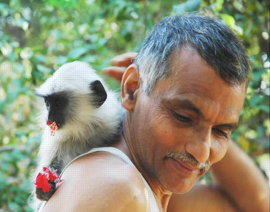 প্রকাশ আমতের বাবা, পদ্ম বিভূষণ বাবা আমতে ছিলেন একজন সমাজসেবী। গ্রামের দরিদ্র কুষ্ঠরোগীদের জন্য নিরন্তর সেবা করে গিয়েছিলেন তিনি। ১৯৫০-এ তাদের জন্য আনন্দন নামে একটি সংস্থাও খোলেন তিনি।