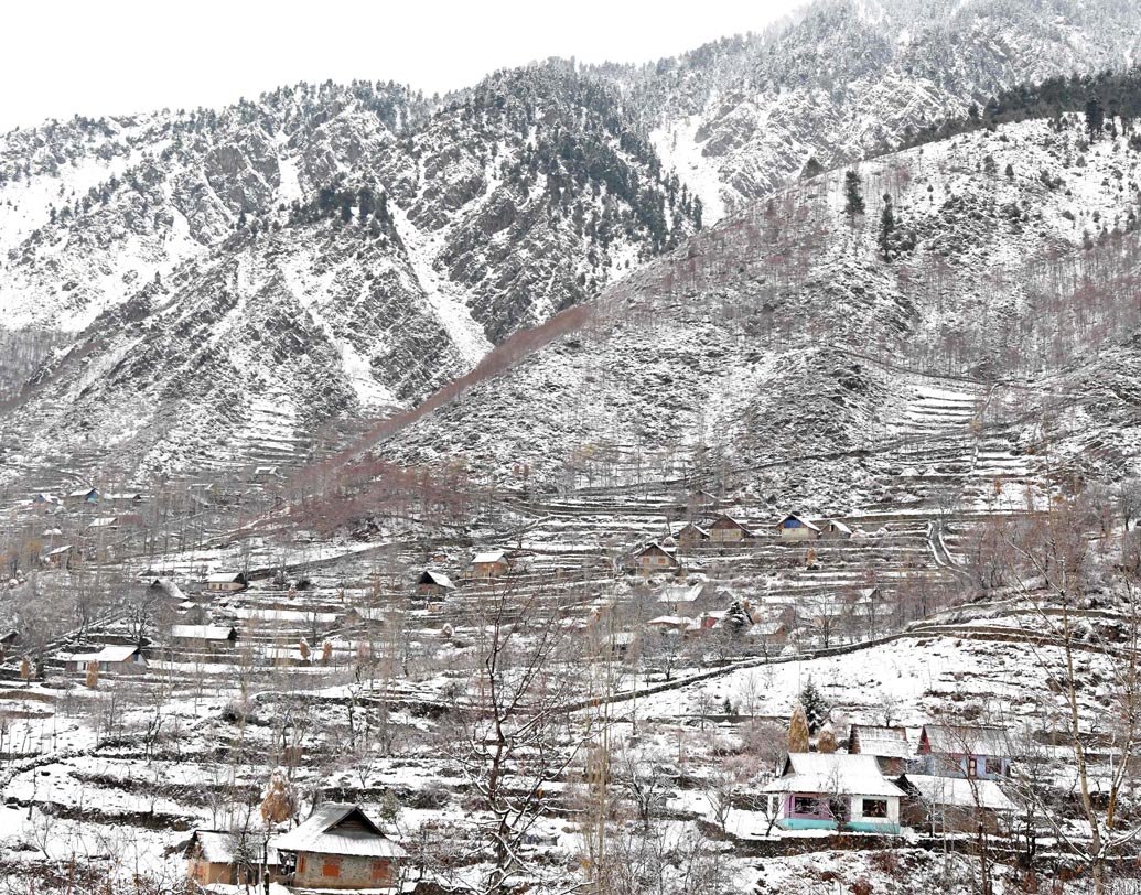 মঙ্গলবার রাত থেকেই লাগাতার তুষারপাত শুরু হয়েছে কাশ্মীর উপত্যকায়। ভারী তুষারপাতের কারণে বরফে ঢেকে গিয়েছে রাস্তাঘাট।