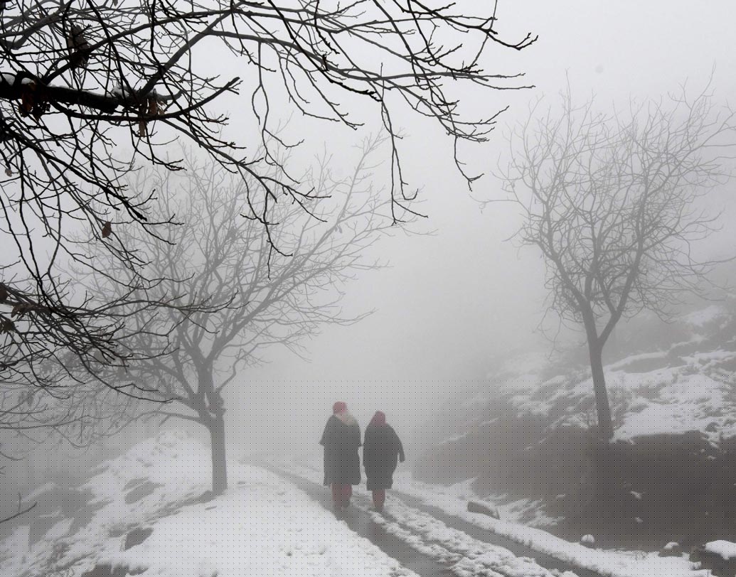 পিরপঞ্জল এবং গুলমার্গের বিস্তীর্ণ অংশে তুষারপাতের কারণে পারদ নেমেছে উল্লেখযোগ্য ভাবে। বৃহস্পতিবার উপত্যকার সর্বনিম্ন তাপমাত্রা ছিল হিমাঙ্কের প্রায় দু’ডিগ্রি নীচে।