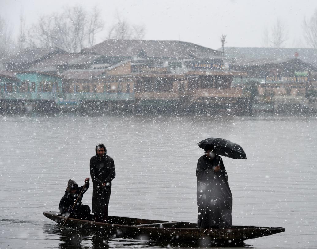 গত রবিবার সকাল থেকে সোমবার বিকেল পর্যন্ত উপত্যকার বিভিন্ন অংশে বৃষ্টিপাত হয়েছে। আবহাওয়া দফতরের রিপোর্ট অনুযায়ী, গুলমার্গে ১৭.২ মিলিমিটার, বানিহালে ৭ মিলিমিটার, শ্রীনগরে ৪.৩ মিলিমিটার, কাটরায় ১০.৬ মিলিমিটার এবং জম্মুতে ৬.৪ মিলিমিটার বৃষ্টিপাত হয়েছে।