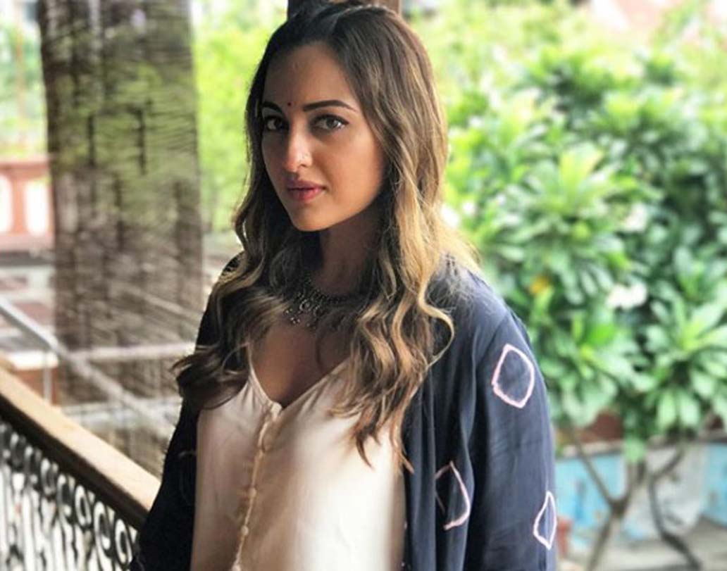 ‘গিনেস বুক’-এর খাতায় নাম রয়েছে সোনাক্ষী সিংহেরও। গত বছর মার্চে এই রেকর্ড করেছেন নায়িকা। ‘নেইল আর্ট’ করে রেকর্ড গড়েছিলেন অভিনেত্রী। যাঁরা ঘন ঘন ‘নেইল আর্ট’ করান, সেই রেকর্ডের তালিকাতেই নাম রয়েছে সোনাক্ষীর।