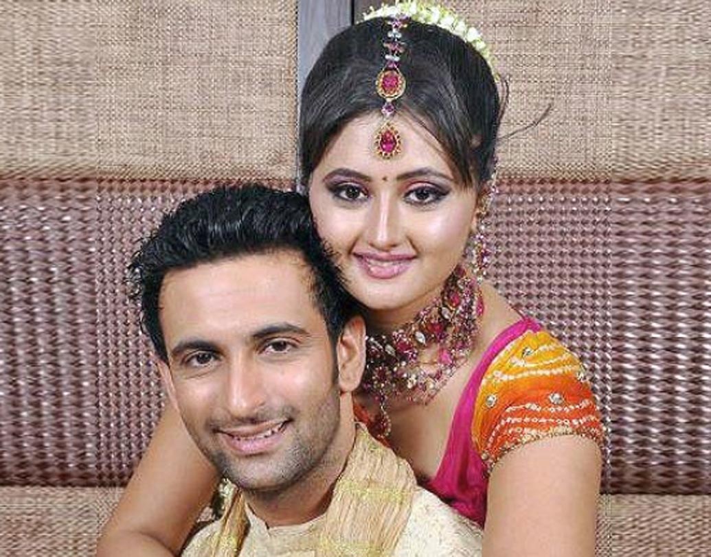 রেশমি দেশাই-নন্দিশ সান্ধু: ২০১২ সালে বিয়ে করেন টেলি দুনিয়ার জনপ্রিয় জুটি রেশমি ও নন্দিশ। বিয়ের পর থেকেই দু’জনের মধ্যে নানা সমস্যার কথা শোনা যায়। চলতি বছর মার্চেই তাঁদের বিচ্ছেদের খবর প্রকাশ্যে আসে।