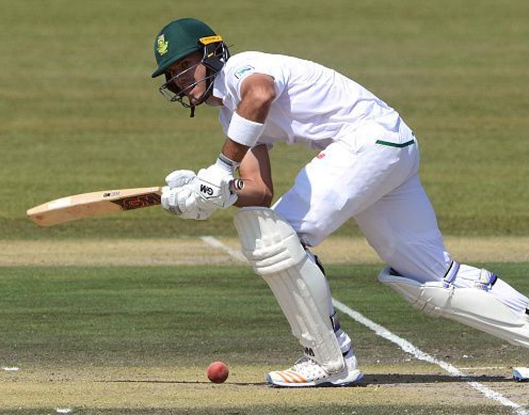 বহু দিন ধরেই ওপেনিং স্লটে পরিবর্তন করছে দক্ষিণ আফ্রিকা টিম ম্যানেজমেন্ট। বেশ কয়েকটা সিরিজ ডিন এলগারের সঙ্গে ওপেনিং পার্টনার হিসেবে খেলতে দেখা যাচ্ছিল স্টিফেন কুককে। কিন্তু হঠাৎই কুকের পরিবর্তে ওপেনিং স্লটে জায়গা পান হিনো কুন। কিন্তু এই জুটিও জমেনি। বর্তমানে কুনের পরিবর্তে ওপেনার হিসেবে দলে জায়গা পেয়েছেন এডেন মার্করাম। তরুণ এই ওপেনিং জুটি ভারতীয় পেস লাইনআপের সামনে কতটা রুখে দাঁড়াতে পারে সেই দিকে নজর থাকবে সকলের।