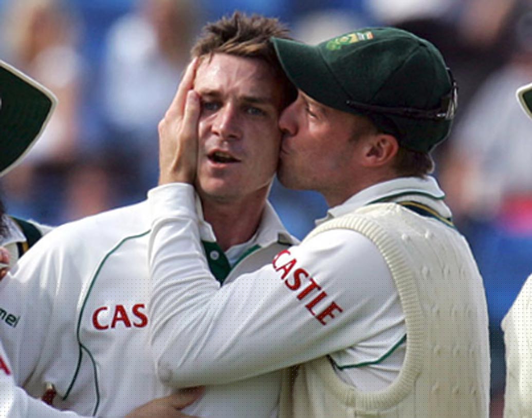 বহু দিন পর দক্ষিণ আফ্রিকার হয়ে টেস্টে ফিরছেন দুই কিংবদন্তি এবি ডেভিলিয়ার্স এবং ডেল স্টেইন। ২০১৬ সালের নভেম্বরে শেষ টেস্ট খেলেছিলেন স্টেইন। অন্য দিকে ডেভিলিয়ার্স শেষ টেস্ট খেলেছেন ২০১৬-এর জানুয়ারিতে। এত দিন পর টেস্ট ক্রিকেটে ফিরে মানিয়ে নিতে স্বাভাবিক ভাবেই কিছুটা সময় নেবেন এই দুই তারকা ক্রিকেটার।