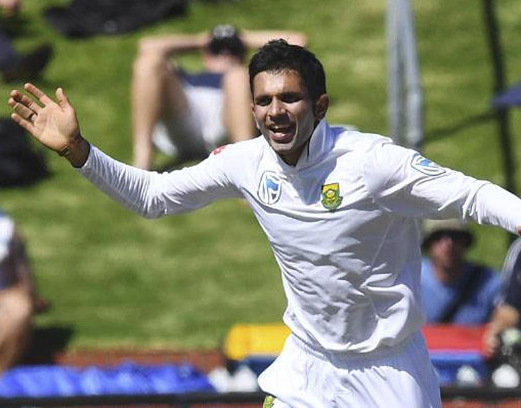 ভারতের বিরুদ্ধে কেপটাউন, সেঞ্চুরিয়ান, জোহানেসবার্গে তিনটি টেস্ট খেলবে দক্ষিণ আফ্রিকা। যেখানে অধিকাংশটাই নির্ভর করবে পেস বোলারদের উপর। কিন্তু পিচ ভাঙলে ম্যাচের চতুর্থ দিন থেকে খেলার নিয়ন্ত্রণ যেতে পারে স্পিনারদের হাতে। এই ক্ষেত্রে পিছিয়ে প্রোটিয়া বাহিনী। দলে কেশব মহারাজের মতো স্পিনার থাকলেও তাঁর যোগ্য সঙ্গী নেই। ১৩টি টেস্টে ৫১টি উইকেট আছে মহারাজের।