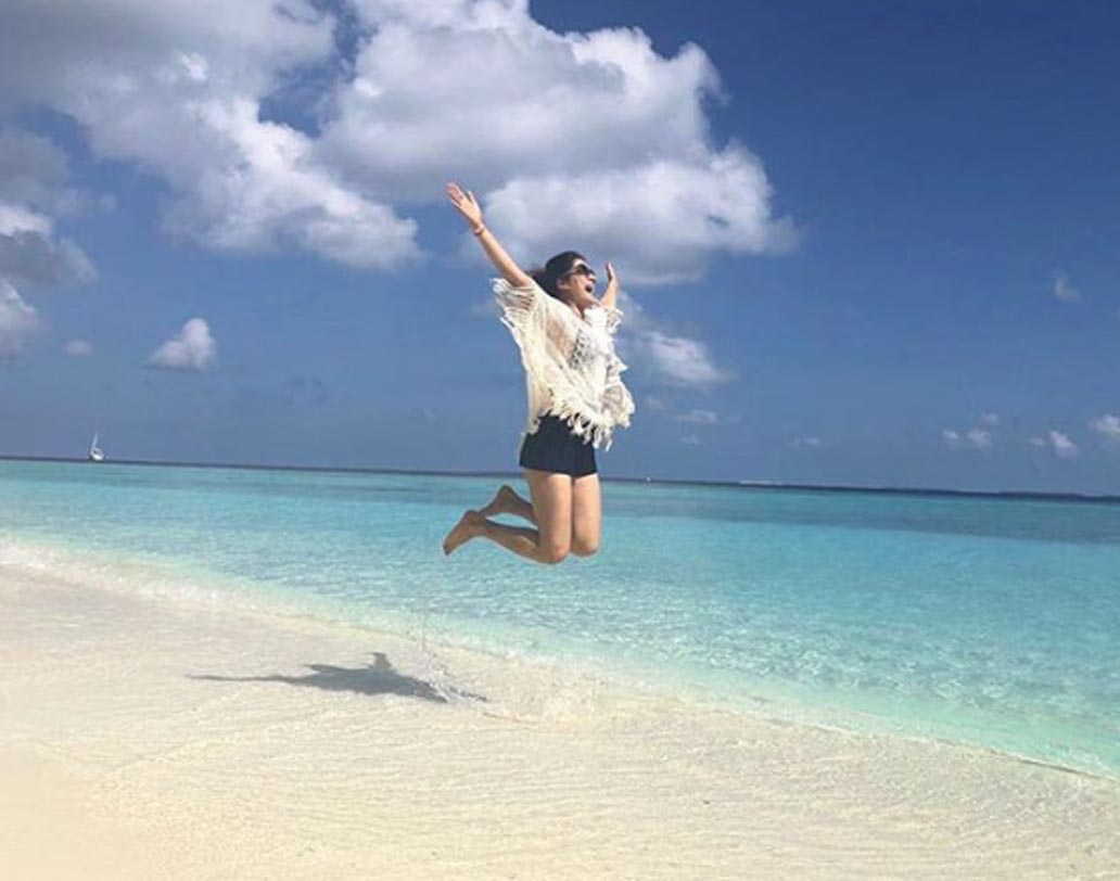 কখনও বিচের ধারে ‘ট্যান’, তো কখনও ক্যান্ডল লাইট ডিনার।