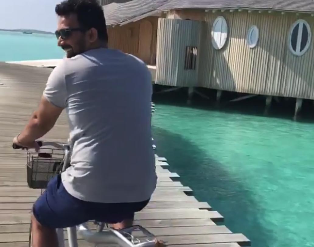 জাহিরও হনিমুনে রয়েছেন অন্য মেজাজে। লাক্সারি রিসর্টের বাইরে ‘সাইক্লিং’-এ ব্যস্ত প্রাক্তন ভারতীয় ক্রিকেটার।