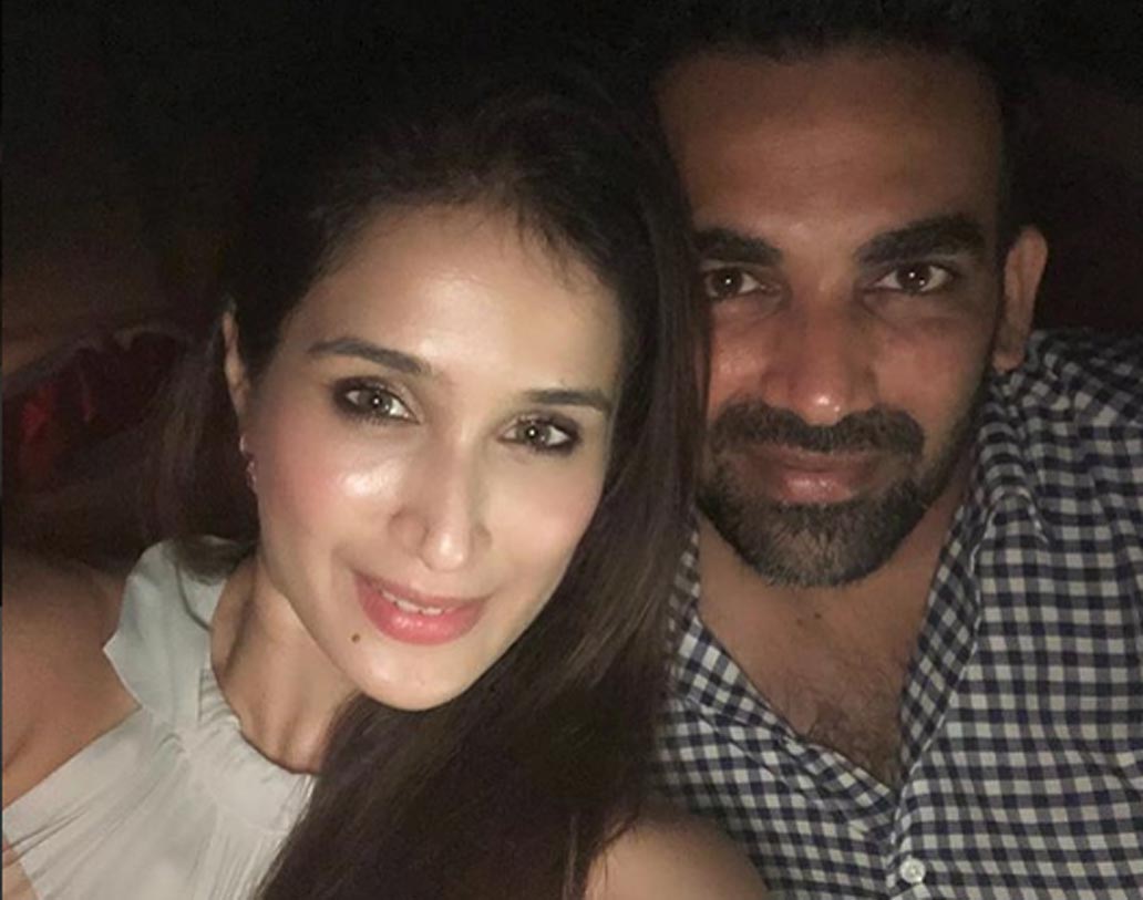 সেলফি তুলতেও ভোলেননি জাহির। নতুন বউ-এর সঙ্গে বেশ সুন্দর ‘পোজ’ও দিয়েছেন জাহির।