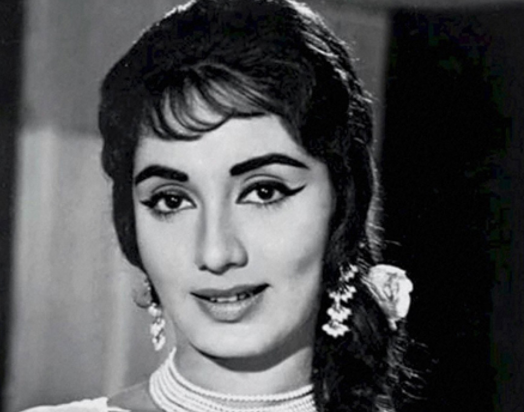 বলিউডের বিখ্যাত এবং জনপ্রিয় অভিনেত্রী সাধনা। ফ্যাশনের দুনিয়ায় সাধনার চুলের স্টাইল কিন্তু অত্যন্ত জনপ্রিয়। এই স্টাইল এসেছিল ‘লভ ইন সিমলা’ ছবি থেকে। একদিক করে লম্বা বিনুনি, সঙ্গে কপালের উপর ছোট করে কাটা চুল। এই হেয়ারস্টাইলের নাম ‘সাধনা কাট’।