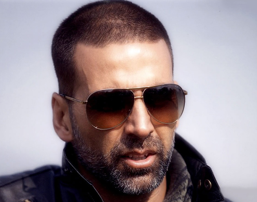 বি-টাউনে তাঁর নিজস্ব স্টাইল স্টেটমেন্ট তৈরি করতে তাঁর জুড়ি মেলা ভার। তিনি অক্ষয় কুমার। কখনও বড় চুলে ঝুঁটি, তো কখনও ট্রিমড হেয়ার। হেয়ারস্টাইলে অক্ষয় একজন সেরা ট্রেন্ড সেটার। মাথায় চুল কম যাঁদের, তাঁরা অক্ষয়ের এই হেয়ারস্টাইলকে রপ্ত করতে অভ্যস্ত।