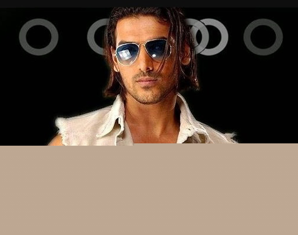 ‘ধুম’ ছবিতে জন আব্রাহামের এই লুক। মনে করে দেখতে পারেন, সেই সময় রাস্তায় কতজন পুরুষকে এই হেয়ারস্টাইলে দেখেছিলেন। জনের এই ‘কুল’ লুক আজও সমান জনপ্রিয়।