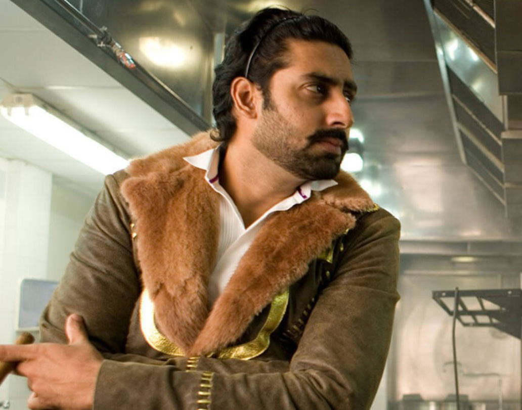 হেডব্যান্ড লুক। অভিষেক বচ্চনের ‘ঝুম বরাবর ঝুম’ ছবিতে এই লুকে দেখা গিয়েছিল জুনিয়র বচ্চনকে। এই স্টাইল কিন্তু আজও বেশ জনপ্রিয়।