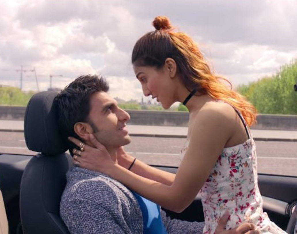 ‘বেফিকরে’ ছবিটি আর কিছু করুক না করুক, বেশ ভাল একটি হেয়ারস্টাইল উপহার দিয়েছে মহিলাদের। বাণী কপূরের এই ‘চিক হাফ বান’ হেয়ারস্টাইল কিন্তু নজর কেড়েছে ফ্যাশন-ফ্রিকদের।