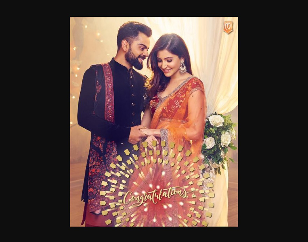 কিছুদিন আগে ‘মান্যবর’-এর বিজ্ঞাপনে এক সঙ্গে নজন কেড়েছিলেন বিরাট-অনুষ্কা। সেখানেও একটি বিয়ে বাড়িতে গিয়ে দু’জনের কথোপকথন দেখানো হয়েছিল। সেই থেকে তাঁদের বিয়ে নিয়ে নতুন করে গুঞ্জনও শুরু হয়েছিল দেশজুড়ে। সত্যি সত্যি বিরুষ্কার বিয়ের পর তাঁদের বিজ্ঞাপনের ছবি দিয়েই শুভেচ্ছা জানিয়েছে এই পোশাক প্রস্তুতকারী সংস্থা।