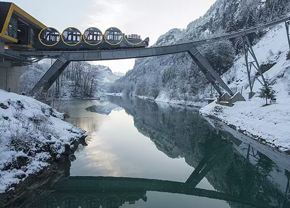 সমুদ্র তল থেকে এই রেল পথের উচ্চতা ১৩০০ মিটার।