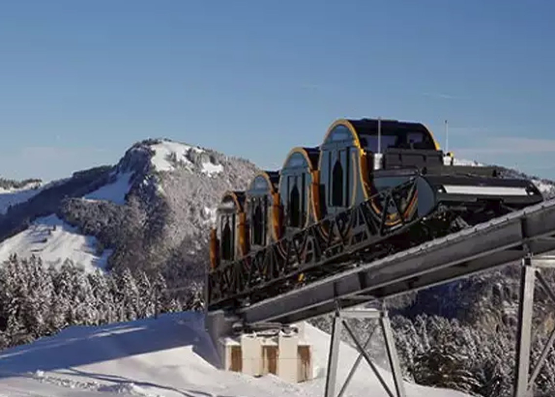 চোঙের মতো দেখতে এই ট্রেনে যাত্রার সময় কোনও যাত্রী দাঁড়িয়ে থাকতে পারবেন না। আসনে বসেই প্রত্যেক যাত্রীকে পথ অতিক্রম করতে হবে।
