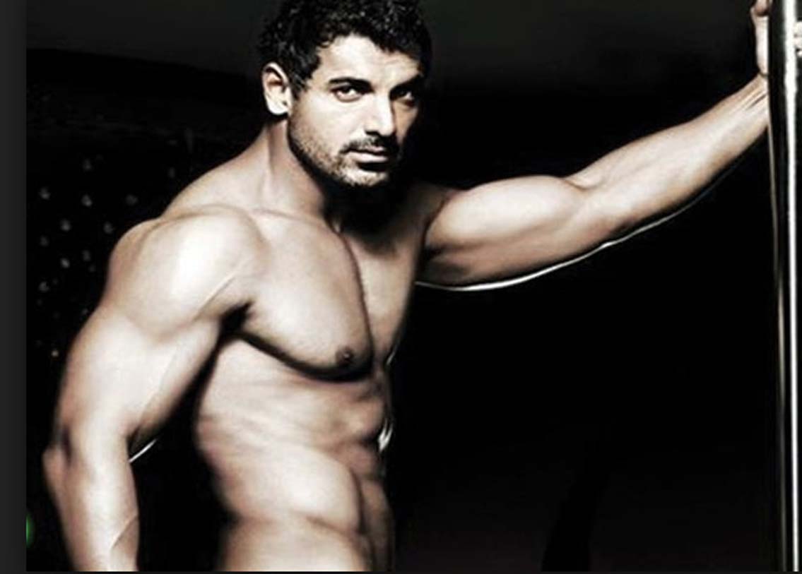 আর বল্লালদেবের জন্য প্রথম পছন্দ কে ছিল? জন আব্রাহাম। জনকে স্ক্রিপ্টও পাঠিয়েছিলেন পরিচালক। স্ক্রিপ্ট পড়ে বল্লালদেবের চরিত্রটা ঠিক পছন্দ হয়নি জনের। তার পরই স্ক্রিপ্ট গিয়ে পৌঁছয় দগ্গুবাতির হাতে।