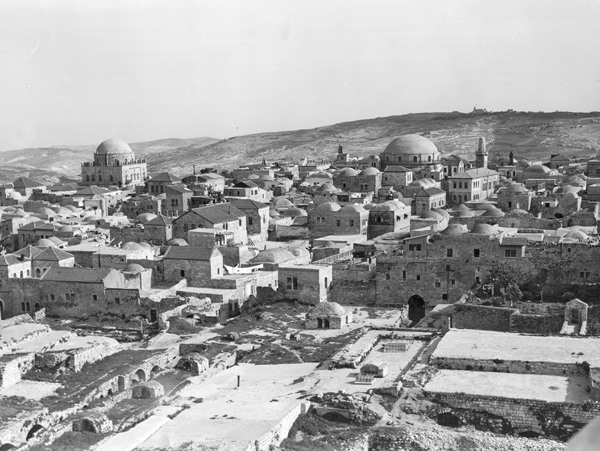ইতিহাস: ১৯৩৮ সালের জেরুসালেম। দু’দিকে দু’টি ইহুদি প্রার্থনাস্থল। ১৯৪৮ সালে এগুলি ধ্বংস হয়ে যায়। ছবি: গেটি ইমেজেস