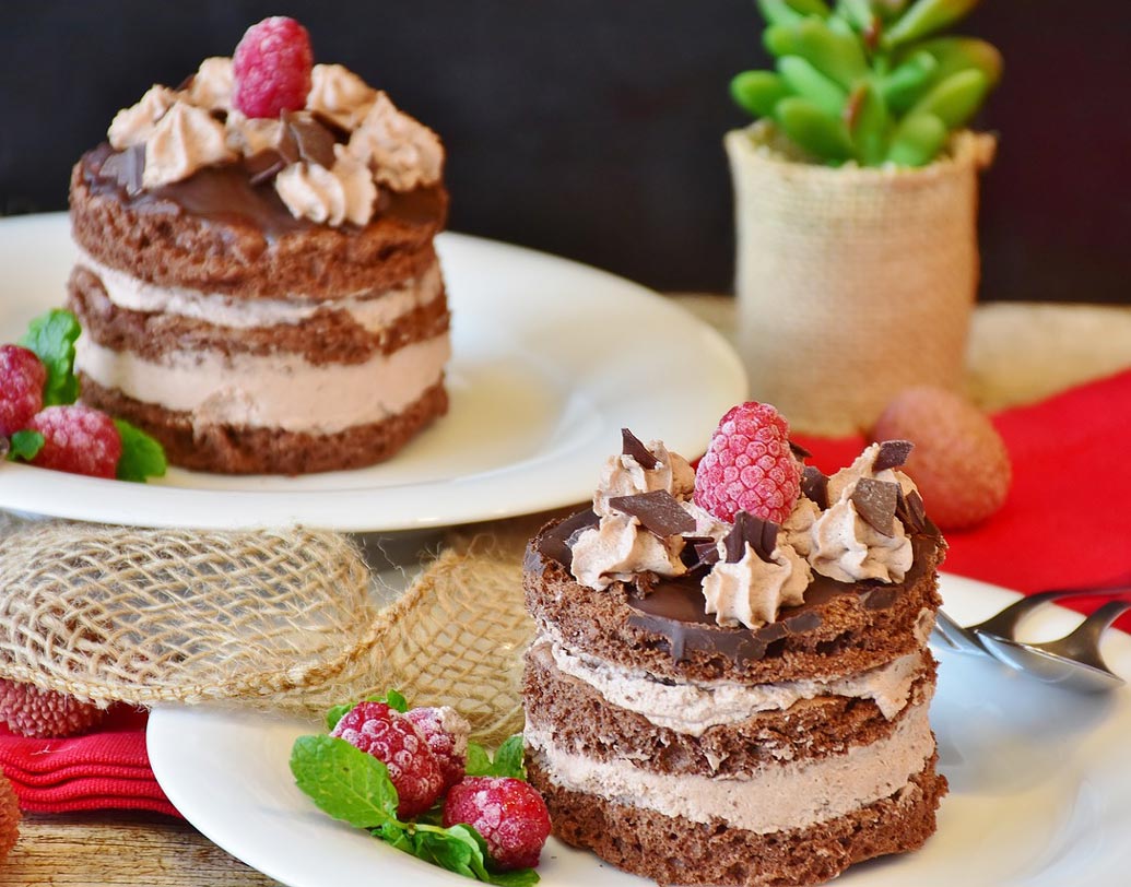 চকোলেট কেক: বিয়ে বাড়িতে চর্বচোষ্য খাওয়ার পর শেষ পাতে মিষ্টি ছাড়া ভাবাই যায় না। আর ডেসার্ট মানেই এখন শুধু সন্দেশ, রসগোল্লা বা ক্ষীর নয়। বেকারি আইটেমের দিকেও ঝুঁকছে আম বাঙালি। ডেসার্টে নতুনত্ব আনতে চকোলেট কেকের স্টল করে সবাইকে চমকে দিন।