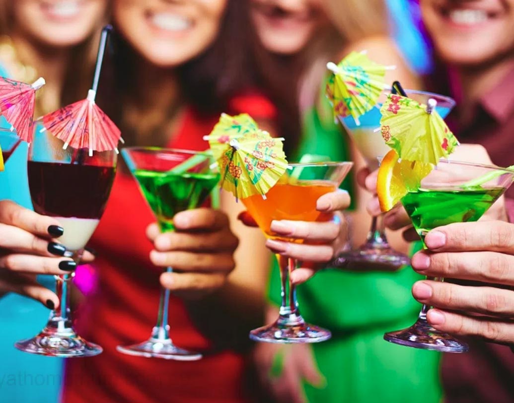 ফ্যান্সি মকটেল: শীতের বিয়েতে উষ্ণ অভ্যর্থনা জানাতে এখন ধোঁয়া ওঠা চা-কফির বদলে মকটেলেই মজেছে আম বাঙালি। এই সব হালকা পানীয় দিয়ে পার্টির শুরুটাও ভাল হবে। ভাল হজম করতে খাবারের সঙ্গেও দিব্যি খাওয়া যায়।