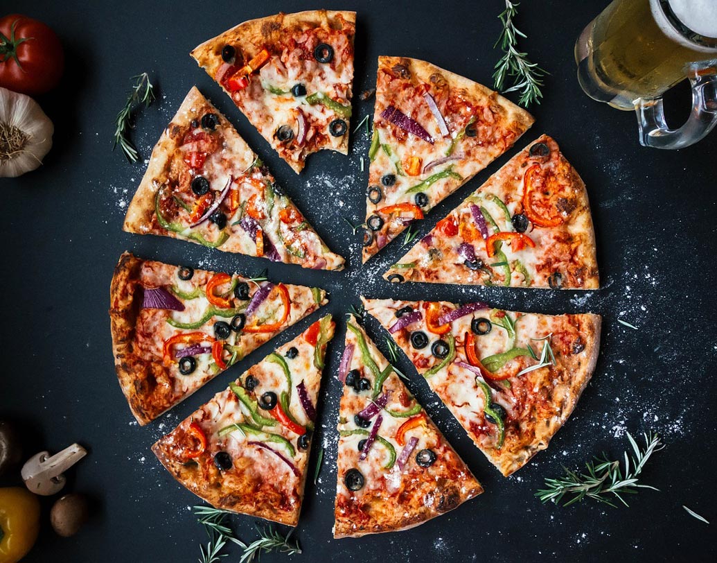 ব্র্যান্ড স্টল: বিয়েতে পাশ্চাত্যের ছোঁয়া আনতে কন্টিনেন্টাল কাউন্টার রাখতে পারেন। পিৎজার সঙ্গে ব্র্যান্ডেড কফি সার্ভ করে চমকে দিন অতিথিদের।