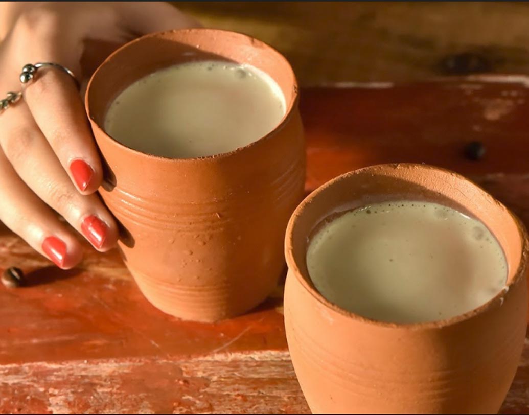 গরম চা: গরম স্যুপ নয় বরং শীতকালে বিয়ের মেনুতে রাখুন কেটলি ভর্তি গরম চা। সার্ভ করুন মাটির ভাঁড়ে। ঘন কেসর দুধের সঙ্গে আমন্ড এবং কাজু-সহযোগে গরম চা পরিবেশন করে নতুন ট্রেন্ড সেট করুন আপনিই।