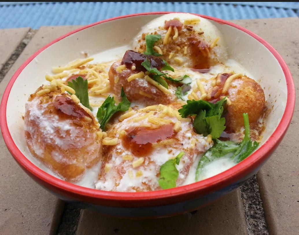 দই বড়া: এই দক্ষিণী খাবার এখন বিয়ে বাড়ির নতুন ট্রেন্ড। ভাজাভুজির বদলে স্বাস্থ্য সচেতন মানুষ এখন একটু লাইট কিন্তু চটপটে স্টার্টারই বেছে নিচ্ছেন। অতিথিদের পছন্দমতো তৈরি করে পরিবেশন করুন।