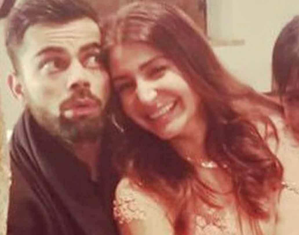 কখনও বিরাটের গায়ে হেলান দিয়ে বাঁধভাঙা হাসি অনুষ্কার, তো কখনও নবদম্পতির পারফেক্ট পোজ।