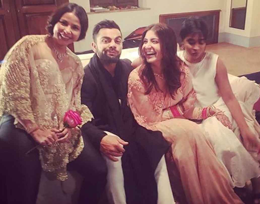 ব্রাইডমেডদের পাশে নিয়ে ছবি তুলেছেন বিরুষ্কা। বন্ধুরা কানে কানে কী বলছিলেন বিরুষ্কাকে। বিরাটের এক্সপ্রেশন কিন্তু অন্য কথা বলছে। যেন মোটেই পছন্দ হয়নি বন্ধুদের সাজেশন!