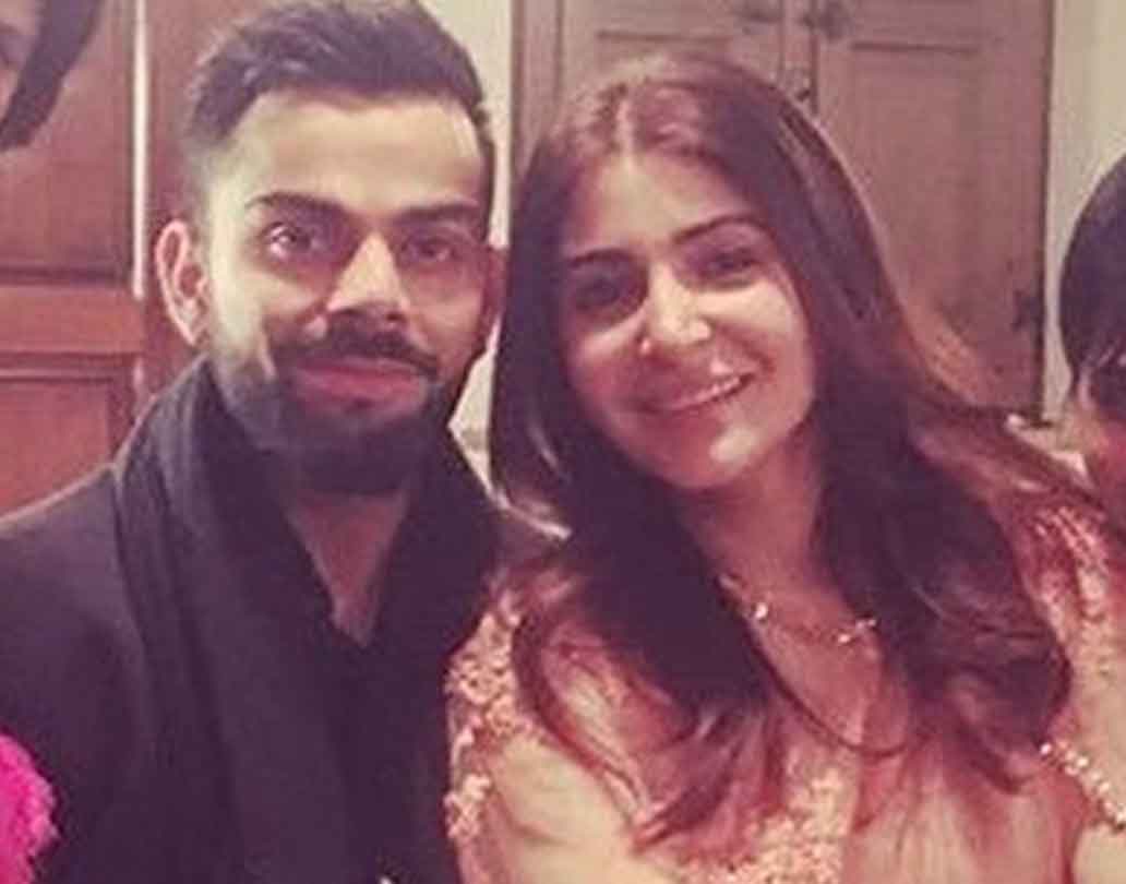 বিরাটের কালো কুর্তা-পাজামা আর অনুষ্কার ক্রিম রঙা এথনিক ড্রেস নজর কেড়েছে ফ্যানেদের।