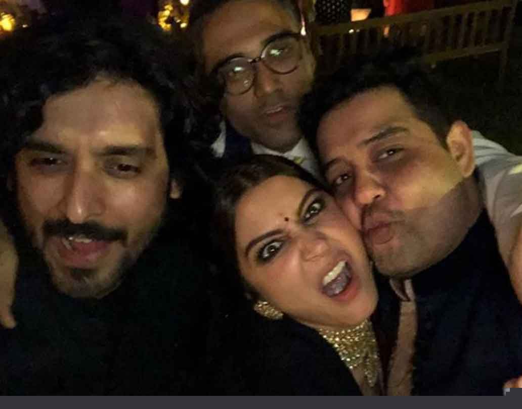 ‘রিঙ্গ সেরিমনি’র দিন তোলা অনুষ্কার এই ছবি আগে দেখেছেন? ইনস্টাগ্রামে নবদম্পতির ফ্যানক্লাব শেয়ার করেছে এই ছবি।