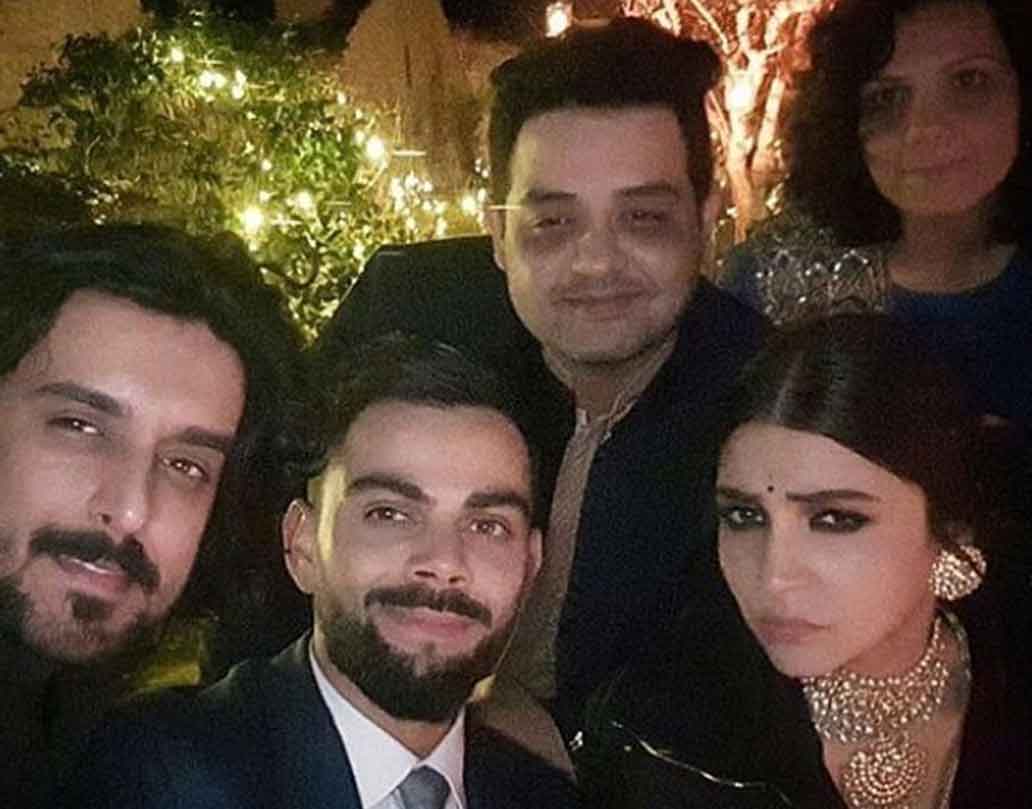 ইতালি থেকে খুব শীঘ্রই দেশে ফিরবেন বিরাট-অনুষ্কা। দেশের দুই শহরে এ বার রিসেপশনের পালা। ২১ ডিসেম্বর দিল্লি এবং ২৬ ডিসেম্বর মুম্বইতে রিসেপশন হবে বিরুষ্কার।