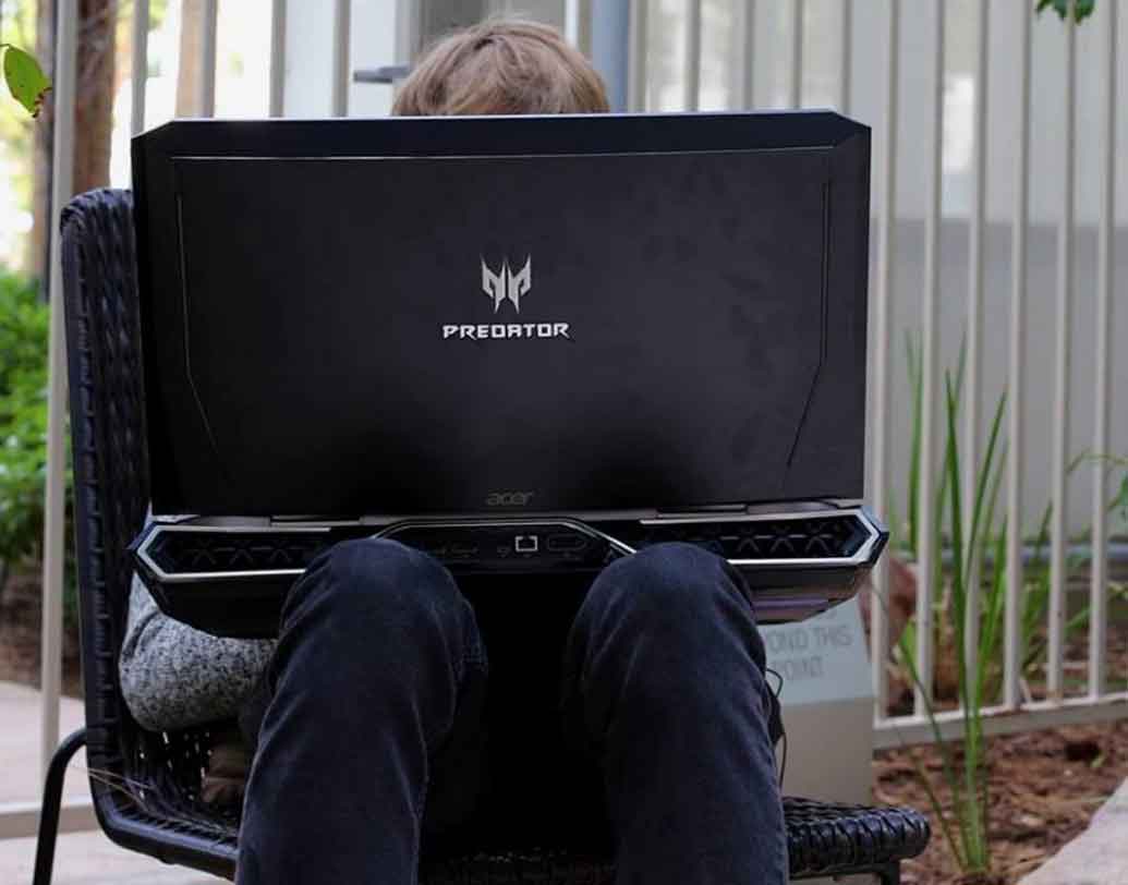 আলাদাভাবে নিউমেরিক কি-বোর্ড ব্যবহার করা হয়েছে। এর পাশেই রয়েছে দুর্দান্ত একটি টাচপ্যাড।