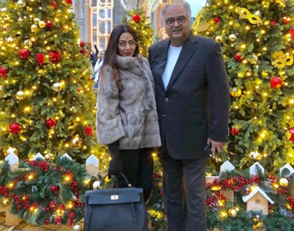 একই সঙ্গে বড়দিনের আগে সেজে উঠছে মস্কো। তাই মেয়ে খুশি ও স্বামী বনি কপূরকে নিয়ে বেরিয়ে পড়েছেন নায়িকা। ক্রিসমাস ট্রি’র সামনে দাঁড়িয়ে ছবি তুলেও ইনস্টাগ্রামে পোস্ট করেছেন নায়িকা।