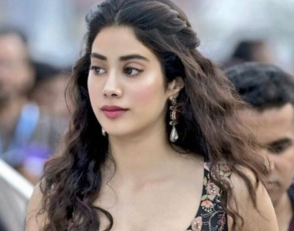 আসলে, শ্রীদেবীর বড় মেয়ে জাহ্নবীর ডাকনাম জানু। শ্রীদেবী আদর করে মেয়েকে এই নামেই ডাকেন।