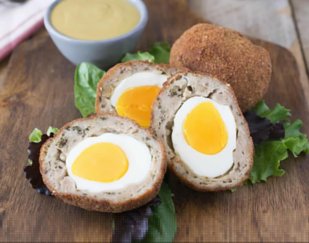 ব্রিটেন: স্কচ এগ: ব্রিটেনে এই পদের চল খুব বেশি। সিদ্ধ ডিম সসেজে মুড়ে, ব্রেডক্রাম্ব দিয়ে হালকা ভাজা বা বেকড। ধোঁয়া ওঠা চা বা কফির সঙ্গে মূলত স্ন্যাকস হিসেবেই খাওয়া হয় স্কচ এগ।