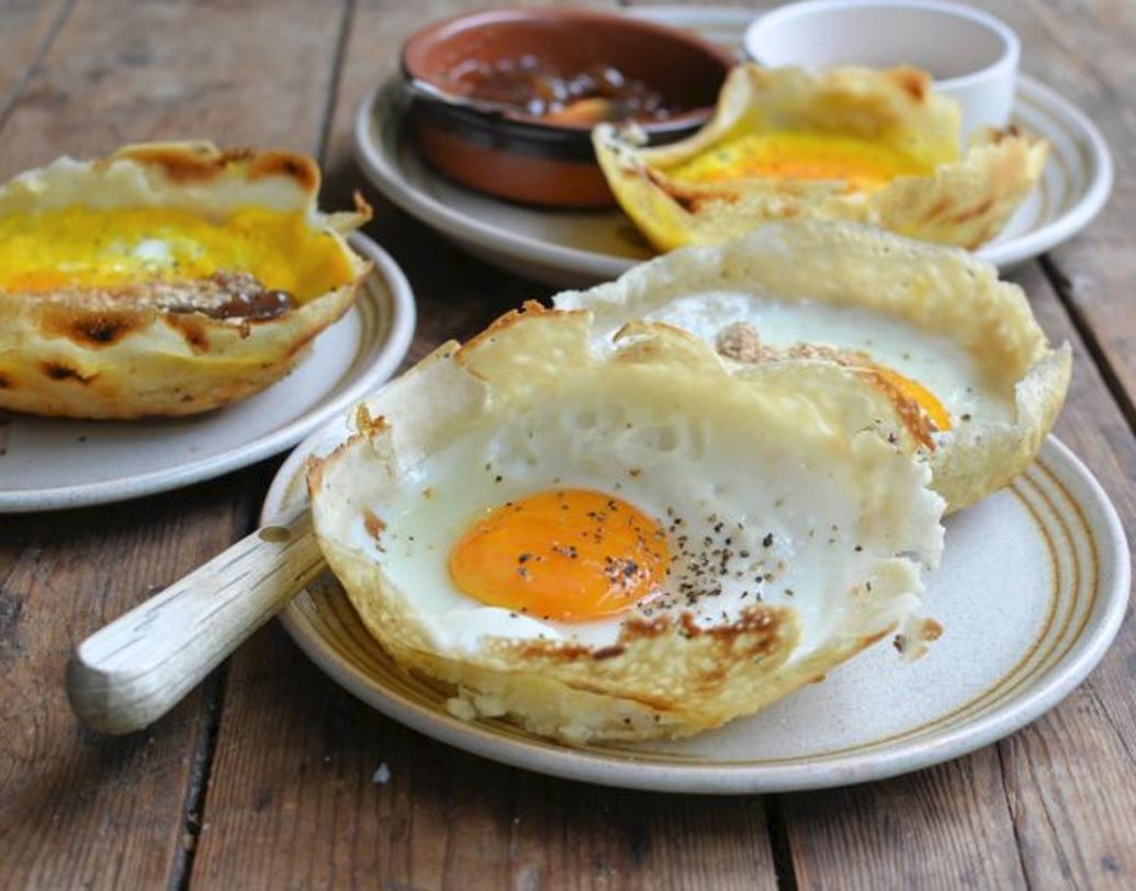 শ্রীলঙ্কা: এগ হপার: শ্রীলঙ্কার খুবই জনপ্রিয় স্ট্রিট ফুড এগ হপার। প্রাতরাশেই মূলত চালের গুঁড়ো এবং নারকেল দুধ দিয়ে রাঁধা ডিমের এই পদের চল রয়েছে।