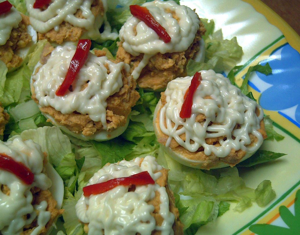 ইতালি: ডেভিলড এগ: ইতালিতে ডেভিলড এগ একটু অন্য ভাবেই রাঁধা হয়। সিদ্ধ ডিমের উপর স্টাফড সব্জি এবং মেয়োনিজ নিয়ে স্ন্যাকস হিসেবে খাওয়া হয় ডেভিলড এগ।