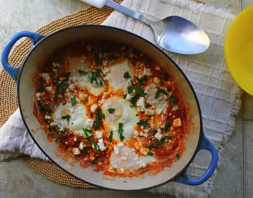 ইজরায়েল: শাকশৌকা: ইজরায়েলের মুখরোচক প্রাতরাশ শাকশৌকা। ডিমের পোচের উপর রেড সস ছড়িয়ে, টোম্যাটো, লঙ্কা, পেঁয়াজ এবং গোলমরিচ দিয়ে রাঁধা হয় এই পদ।