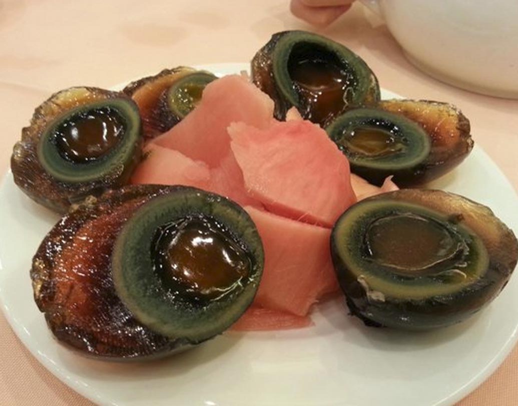 চিন: সেঞ্চুরি এগ: মুরগি, কোয়েল বা হাঁসের ডিম দিয়ে রাঁধা হয় এই পদ। চিনে এই পদ খুবই জনপ্রিয়।