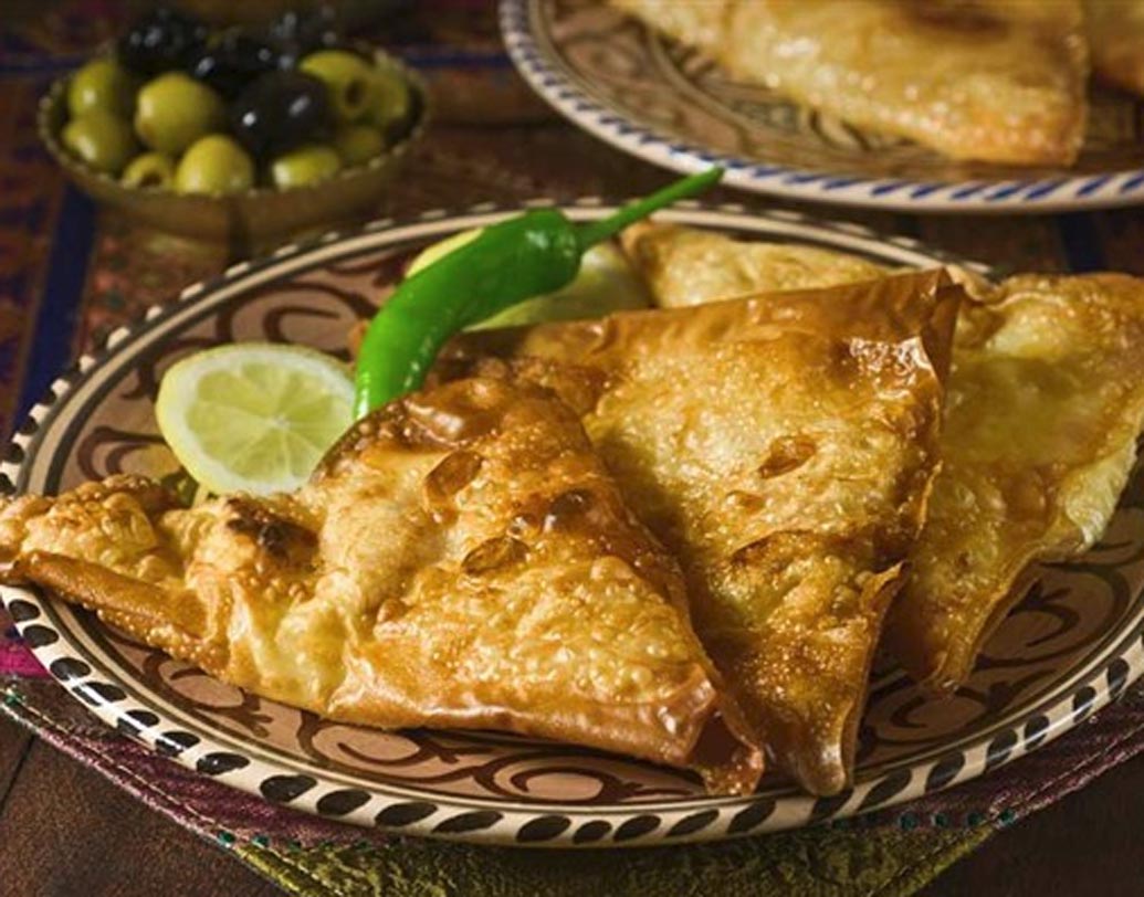 টিউনিসিয়া: ব্রিক: স্টাফড এগ, পার্সলে এবং পেঁয়াজ দিয়ে রেঁধে উপরে চিজ ছড়িয়ে খাওয়া হয় টিউনিশিয়ায়। ব্রিক সে দেশের খুবই জনপ্রিয় একটি ডিশ।