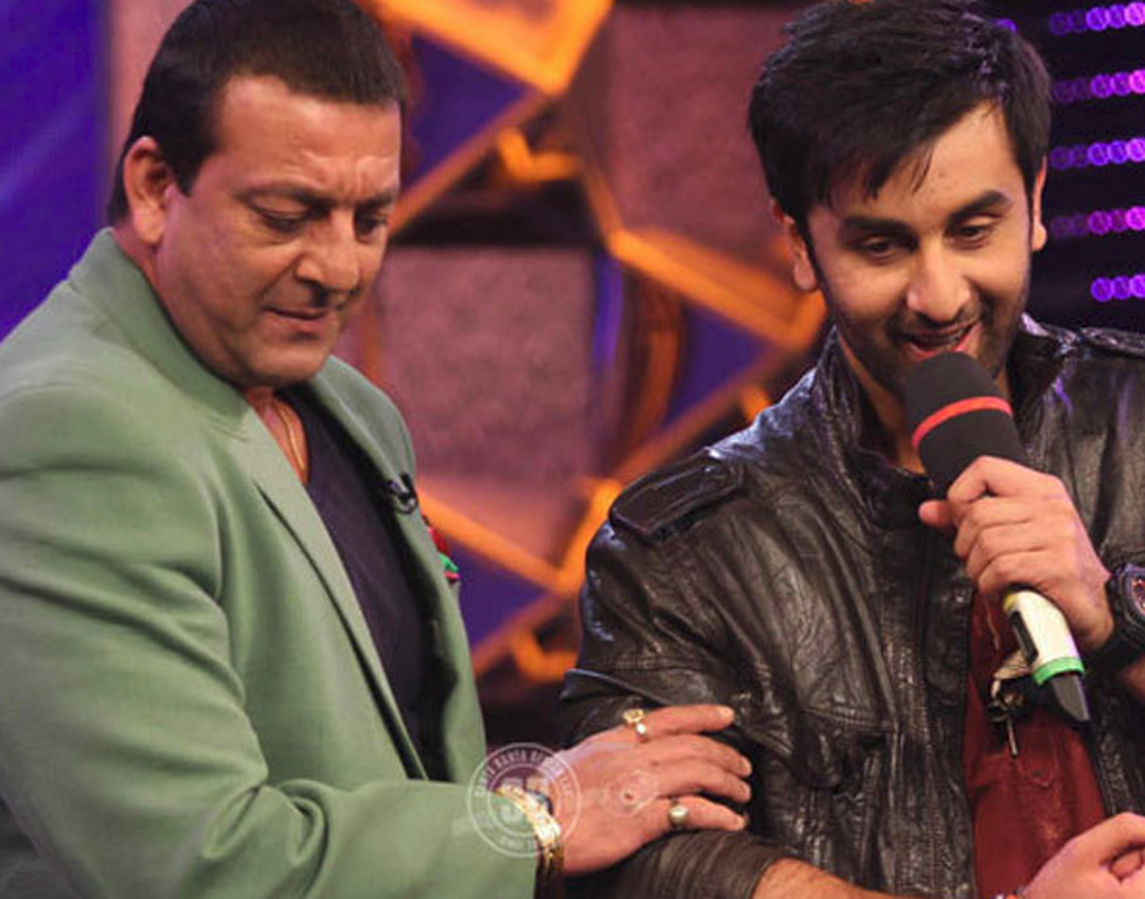 রাজকুমার হিরানির হাত ধরে বলিউড সাক্ষী হতে চলেছে সঞ্জয় দত্তের জীবন নিয়ে তৈরি ছবির। রাজকুমার হিরানি পরিচালিত এই ছবির নাম সঞ্জু। ছবিতে সঞ্জয় দত্তের ভূমিকায় দেখা যাবে রণবীর কপূরকে। ছবির শুটিং এখন প্রায় শেষের দিকে। সব ঠিক থাকলে নতুন বছরের ৩০ মার্চ মুক্তি পাবে এই ছবিটি।