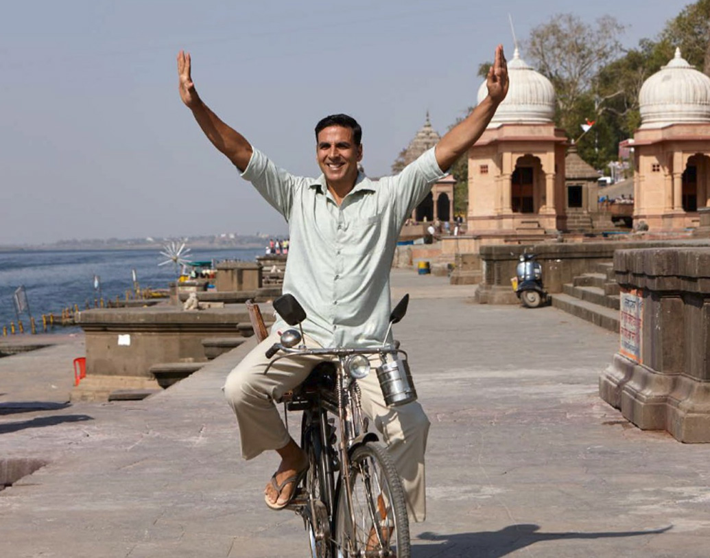 অরুণাচলম মুরুগাননথমের কথা বোধ হয় সকলেরই জানা। কম খরচের স্যানিটারি ন্যাপকিন ভেন্ডিং মেশিন তৈরি করে যিনি সাধারণ মানুষকে চমকে দিয়েছিলেন। তারই জীবন নিয়ে তৈরি ছবি ‘প্যাডম্যান’। অক্ষয় কুমার রয়েছেন ছবিতে মুখ্য ভূমিকায়। এ ছাড়া রাধিকা আপ্তে এবং সোনম কপূরকেও দেখা যাবে এই ছবিতে। ছবির ট্রেলারও সামনে আসা মাত্রই বহু মানুষের পছন্দের তালিকায় চলে এসেছে ‘প্যাডম্যান’। নতুন বছরে প্রজাতন্ত্র দিবসের দিন মুক্তি পাবে আর বালকি পরিচালিত এই ছবিটি।