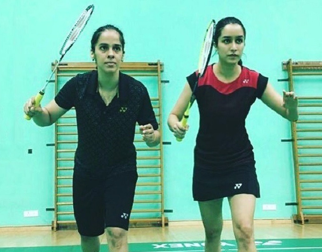 বেশ কিছু দিন ধরেই ব্যাডমিন্টন তারকা সাইনা নেহওয়ালকে দেখা যাচ্ছিল অভিনেত্রী শ্রদ্ধা কপূরের সঙ্গে। আসলে সাইনা নেহওয়াল বায়োপিকের জন্য তাঁর কাছে ট্রেনিং নিচ্ছিলেন শ্রদ্ধা। এই ছবিটিরও নাম এবং কবে মুক্তি পাবে সে বিষয়ে একটা ধোঁয়াশা রেখে দিয়েছেন ছবির পরিচালক ও প্রযোজক।