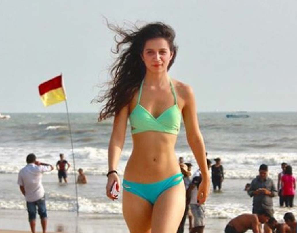 কয়েকদিন আগেই বিগ বস ১১-থেকে বাদ পড়েছেন বেনাফসা। তবে মিডিয়ার লাইমলাইটে থাকার কৌশলে ফের মাত করেছেন মডেল।